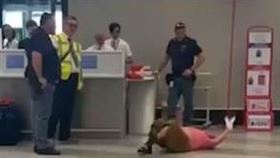 一名中國女子因行李超重遭罰錢，情緒失控躺在地板上大聲亂叫、嚎啕大哭，大鬧機場，現場旅客與地勤人員傻眼（圖／翻攝自X＠RickyDoggin）