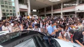 600萬超跑現身國小畢典　成最狂畢業簽名板