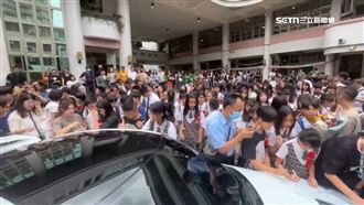 畢典「超跑變簽名板」　期許贏在起跑點