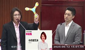 ▲林延鳳送蔣萬安迴力鏢（圖／翻攝畫面）