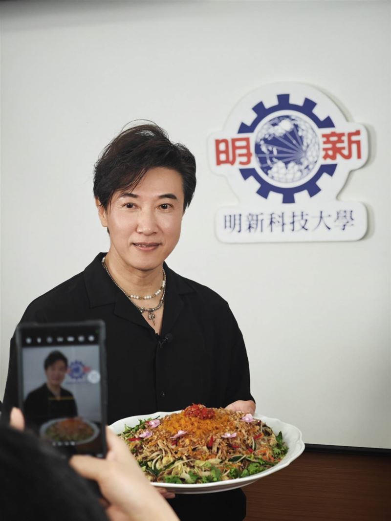 陳鴻在明新科技大學哈佛講堂錄製《貴婦廚房》節目。（圖／陳鴻提供）