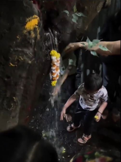 印度一座公園因地下水管破裂,水從樹幹內部流出來,竟被迷信民眾視為「聖水」。(圖/翻攝自X平台@thesonawanex)