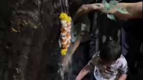 印度大，樹湧(酒稼)水管破裂民眾爭相膜拜　網友嘆悲哀(圖／翻攝自Ｘ平台＠thesonawanex)