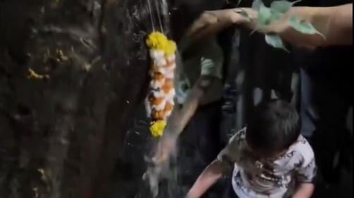 大樹湧「神水」民眾搶膜拜 真相曝網傻眼