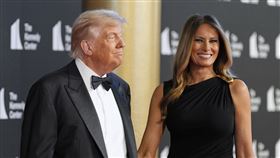 ▲川普和第一夫人梅蘭妮亞共赴華府甘迺迪表演藝術中心欣賞音樂劇「悲慘世界」。（圖／美聯社／達志影像）