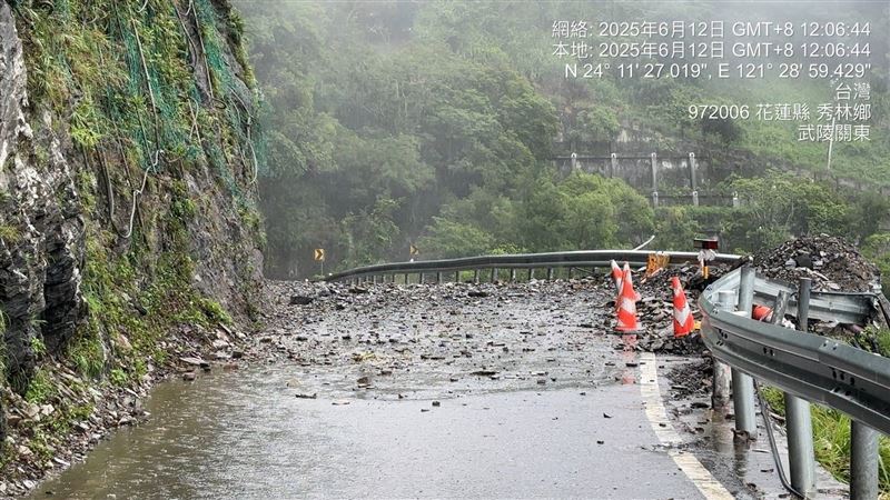 中橫公路台8線157.7k豁然亭路段遭落石阻斷。(圖/翻攝畫面)