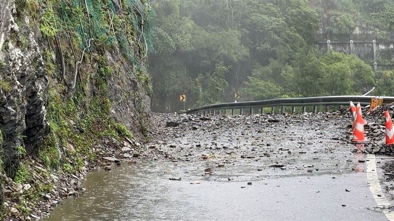 地震後又暴雨!中橫台8線落石坍方急搶修