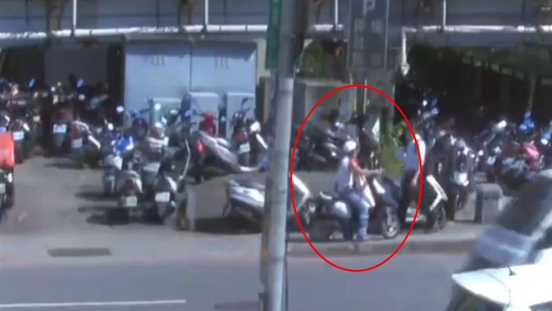 汐止婦人違規逆向騎在人行道,遭警攔查時不慎失禁。(圖/翻攝畫面)