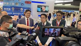 ▲黃偉哲市長參觀後表示，台南市是科技大城，也是農業重鎮，市府長期協助民眾改善禽畜場的異味問題，如果相關業者能夠採用本土開發的飼料添加劑，從動物的消化能力改善排泄物臭味，不僅減少被稽查的機會，也能改善周遭居民的生活品質。（圖／台南市府提供）