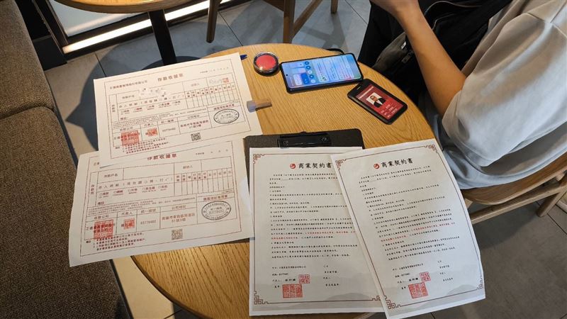 被害人以面交方式,陸續交給詐團95萬現金。(圖/翻攝畫面)