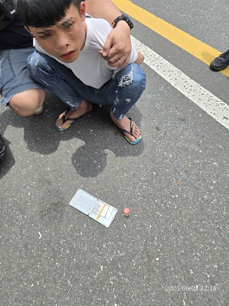 警方趁詐團前往殯儀館面交,一舉逮捕余姓車手等3名嫌犯。(圖/翻攝畫面)