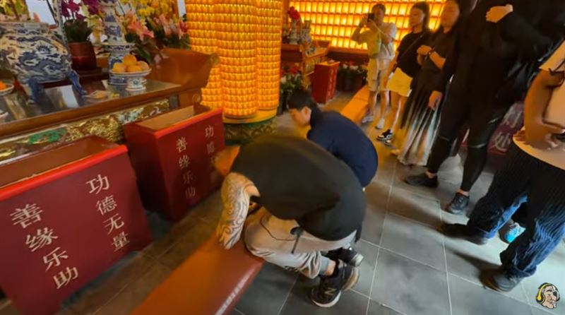 館長在中國展開6天5夜的行程,昨(12日)還至城隍廟祈禱。(圖/翻攝自館長惡名昭彰YouTube)
