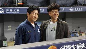 ▲中職36例行賽，富邦悍將副領隊林威助和日職軟銀球團CBO城島健司合影。（圖／記者劉彥池攝影）