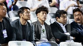 ▲中職36例行賽，日職軟銀鷹CBO城島健司坐在本壘後方看徐若熙投球。（圖／記者劉彥池攝影）