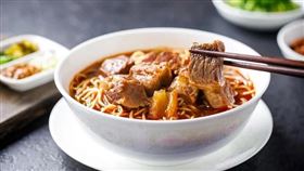 ▲「牛爸爸」店內牆面掛滿藝人和米其林三星主廚簽名合影。（圖／翻攝自Google評論）