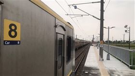 ▲雲林石龜車站，自強號撞上闖入平交道民眾，民眾當場死亡，波及另一輛區間列車。（圖／民眾提供）
