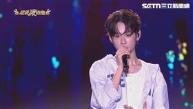 洪暐哲為阿公獻唱〈阿公的眠床腳〉。(圖/超級夜總會)