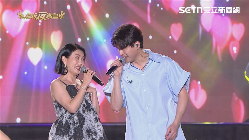 苗可麗與李子森甜蜜合唱〈愛情限時批〉。(圖/超級夜總會)