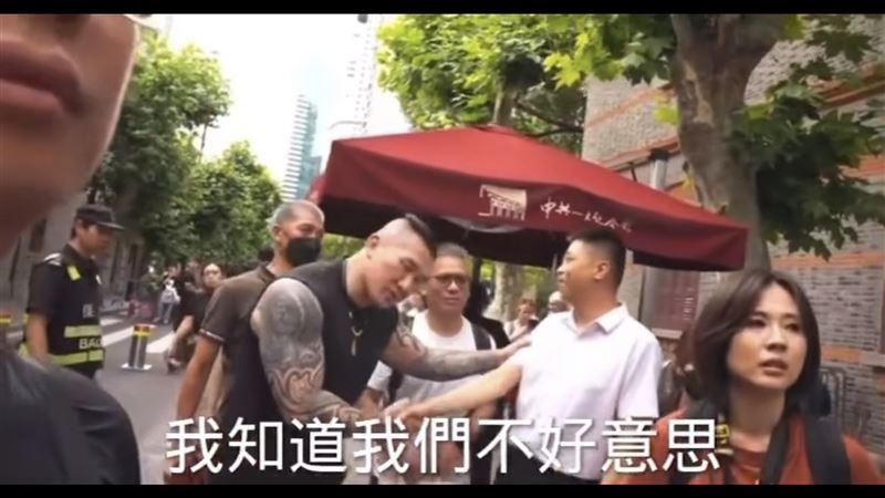館長經過共產黨第一次全國代表大會會址,被工作人員阻止拍攝,立刻要攝影師關機並道歉。(圖/翻攝自館長YouTube)