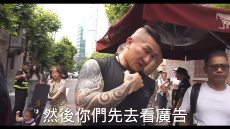 館長經過共產黨第一次全國代表大會會址,被工作人員阻止拍攝,立刻要攝影師關機並道歉。(圖/翻攝自館長YouTube)