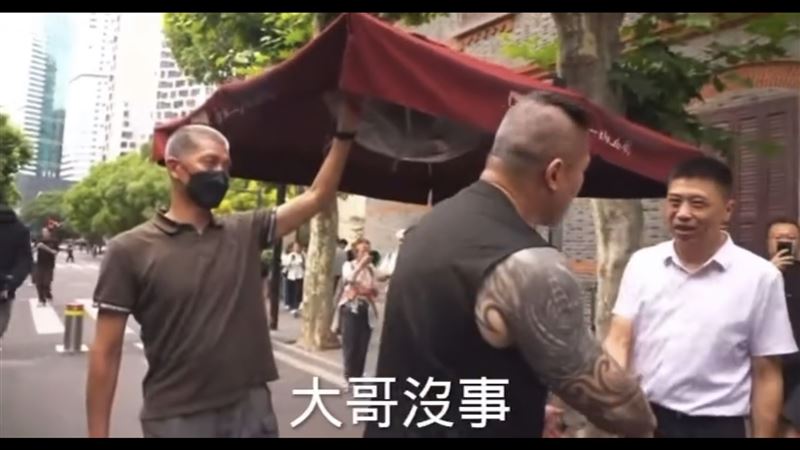 館長經過共產黨第一次全國代表大會會址,被工作人員阻止拍攝,立刻要攝影師關機並道歉。(圖/翻攝自館長YouTube)