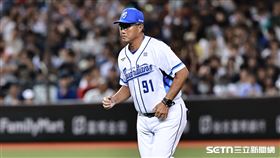 ▲中職36例行賽，富邦悍將投手教練許銘傑上場喊暫停。（圖／記者劉彥池攝影）