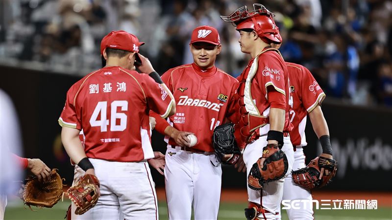 味全龍投手徐若熙先發8.2局吞敗,陳金鋒、力亞士都稱讚。(圖/記者劉彥池攝影)