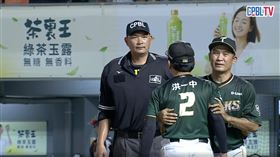 ▲台鋼雄鷹洪一中衝上場抗議。（圖／翻攝自CPBLTV）