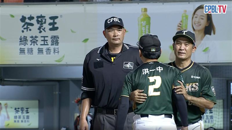 台鋼雄鷹洪一中衝上場抗議。(圖/翻攝自CPBLTV)