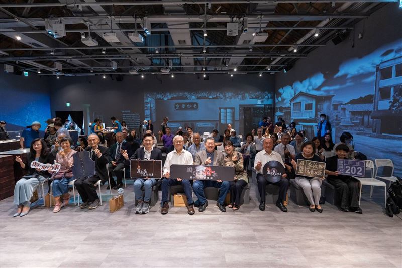 「轉角遇眷你─眷村文化記憶展」12日一開幕就吸引許多文化界、學術界與政界人士蒞臨觀賞。(圖/沈春池文教基金會提供)