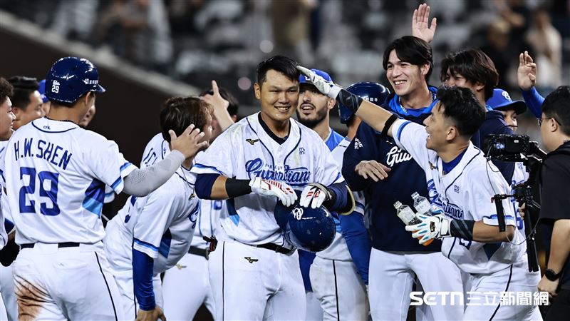 富邦悍將本季對戰樂天桃猿首勝。(資料圖/記者劉彥池攝影)