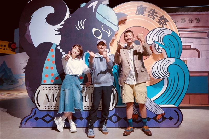 蘇打綠馨儀、張信哲、林太崴在北流開箱時光留聲機。（圖／潮水音樂提供）