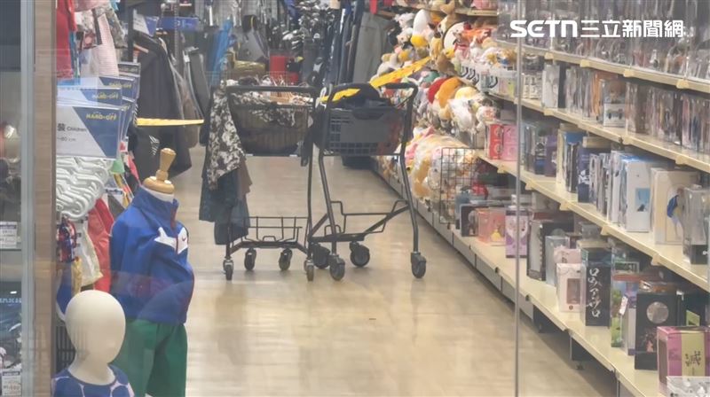 男子疑似在店內購買武士刀揮刀,警方喝斥後竟衝入店內,上前壓制時疑似槍枝走火擊中頸部。(圖/翻攝畫面)