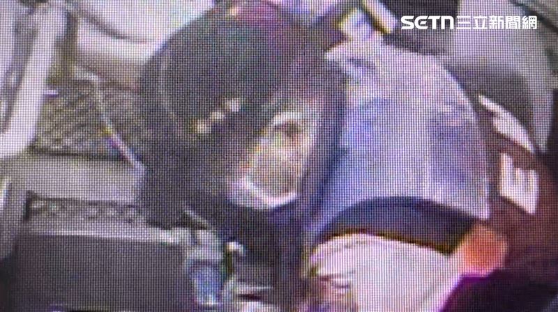 吳男當場中彈倒地不起,警消即刻CPR,送醫畫面曝光。(圖/翻攝畫面)