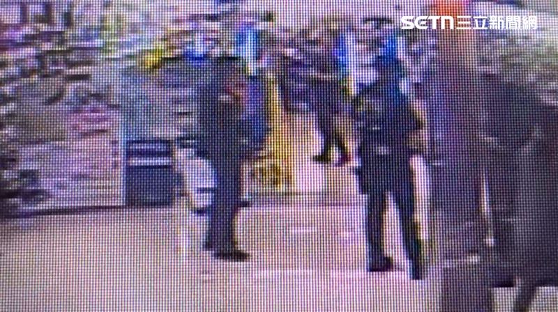 台南市永康區一間日式二手店商場驚傳槍響,揮刀男頸部中彈一度失去呼吸心跳。(圖/翻攝畫面)