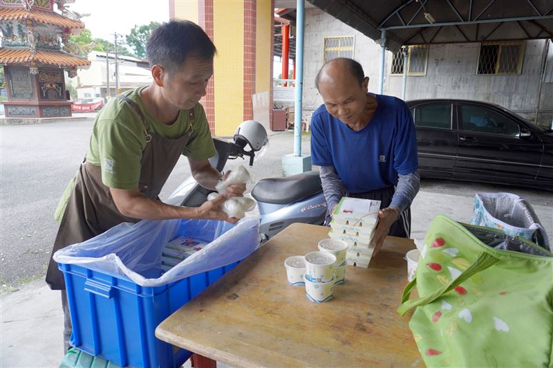 合作店家和志工為偏鄉長輩準備便當。(圖/門諾基金會提供)