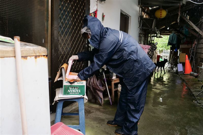 地災暴雨連環來襲,門諾送餐志工堅守第一線守護長輩。(圖/門諾基金會提供)