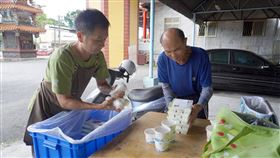 ▲地災暴雨連環來襲，門諾送餐志工堅守第一線守護長輩。（圖／門諾基金會提供）