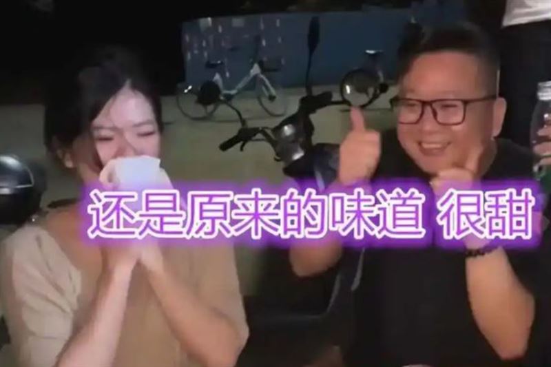 男子同學會擁吻初戀，一臉得意地說：還是原來的味道！（圖／翻攝自微博）