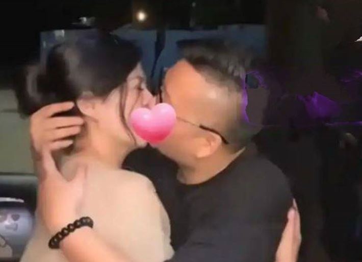 同學會變質！男子擁吻初戀惹道德爭議。（圖／翻攝自微博）