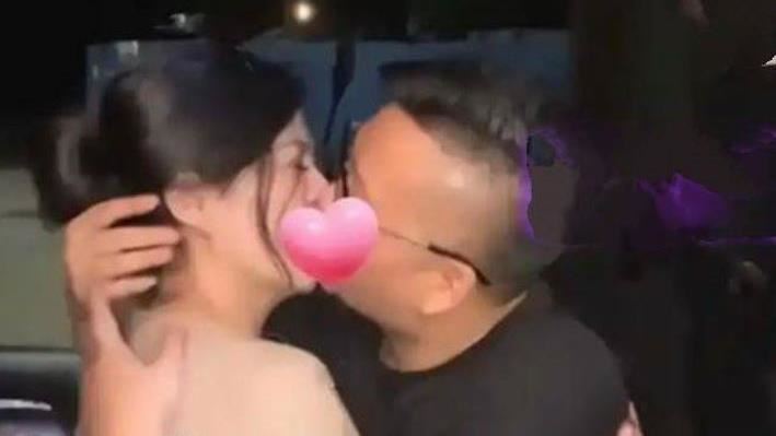 男子同學會擁吻初戀：「還是那味」遭炮轟