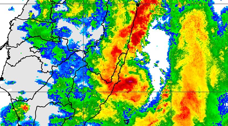 94W衝進來了!中央氣象署:2地區炸雨