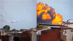 印度航空發生失事墜毀事故，一名生還者跛腳逃出。（圖／翻攝自X）