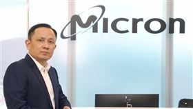 台灣深陷地緣政治紛擾  美光：投資策略沒有改變台灣美光董事長盧東暉接受中央社專訪表示，儘管台灣深陷地緣政治紛擾，甚至傳出半導體「去台化」雜音，但他不認為這些負面消息會讓台灣籠罩陰影，美光投資策略沒有改變。中央社記者鄭傑文攝  112年9月3日