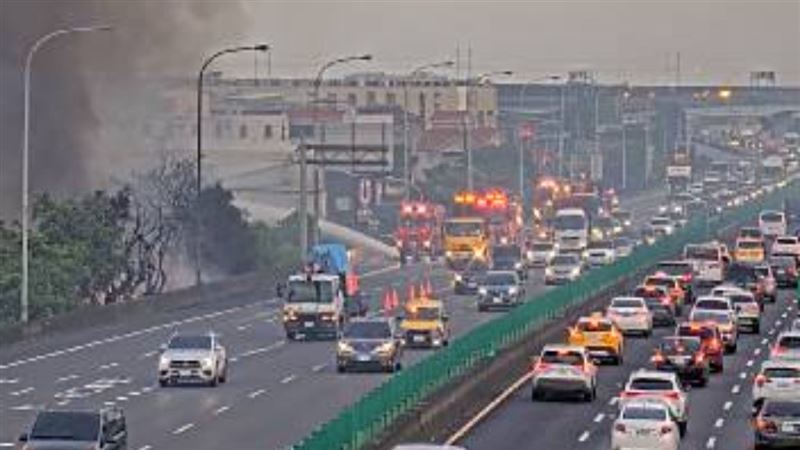 封閉外側2個車道進行消防灌救作業,只剩內側2車道可以通行。(圖/翻攝自1968APP)
