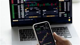 ▲川普放話波音重挫，美股高檔震盪止跌，台股開盤拚翻紅。（示意圖／PIXABAY） 