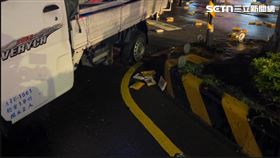 小貨車疑雨天路滑自撞。（圖／翻攝畫面）