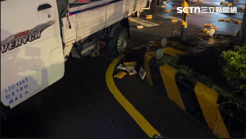 小貨車疑雨天路滑自撞。(圖/翻攝畫面)