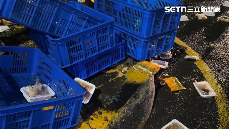 車上的食物散落一地。(圖/翻攝畫面)