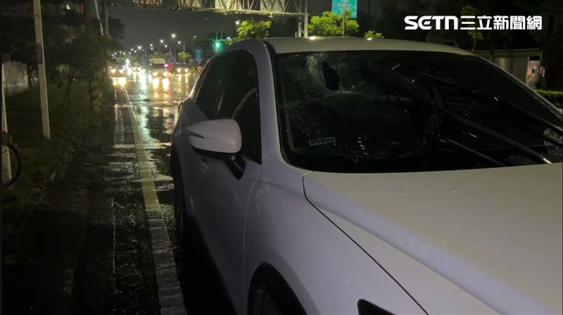 一輛自小客車遭波及。(圖/翻攝畫面)